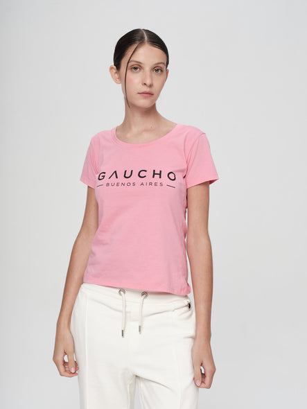 Person wearing a pink t-shirt with 'Gaucho Buenos Aires' text on a white background