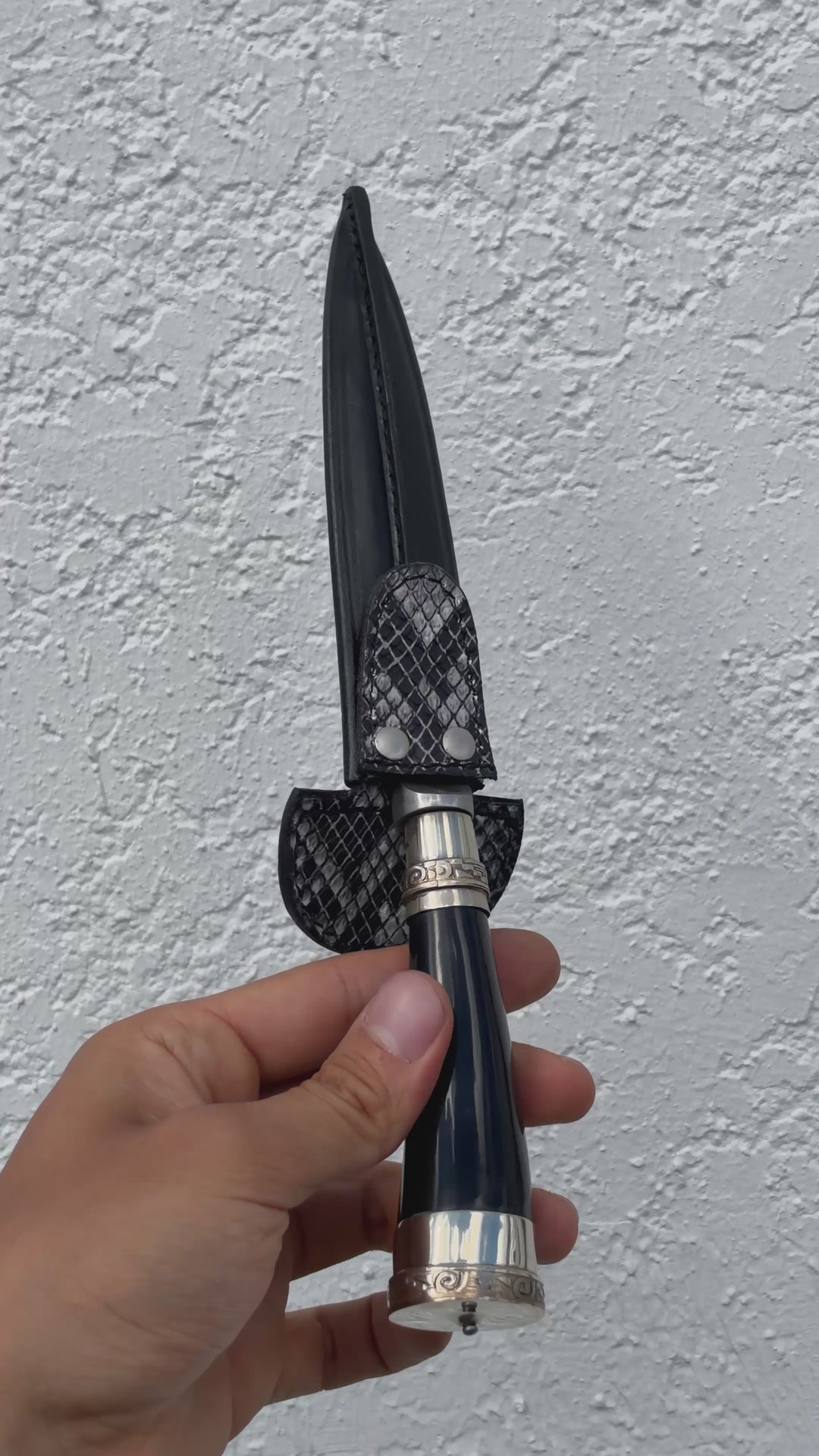 Tandil Asado Knife - Cow Horn & Nickel-Silver Handle with Snakeskin Sheath