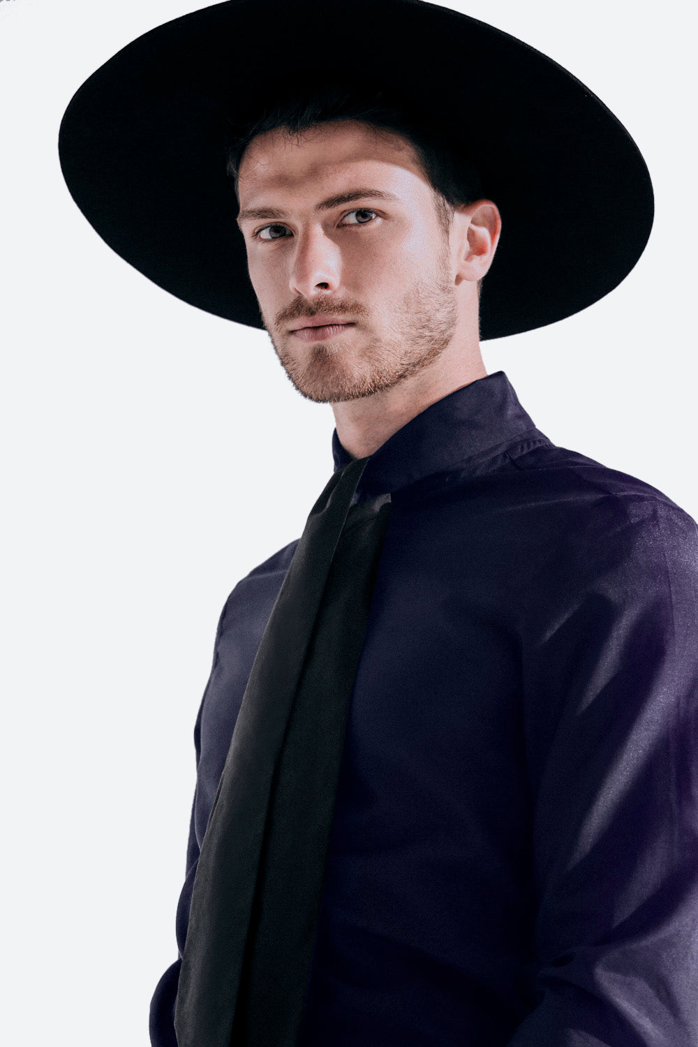 Man wearing Quintana Hat in Black